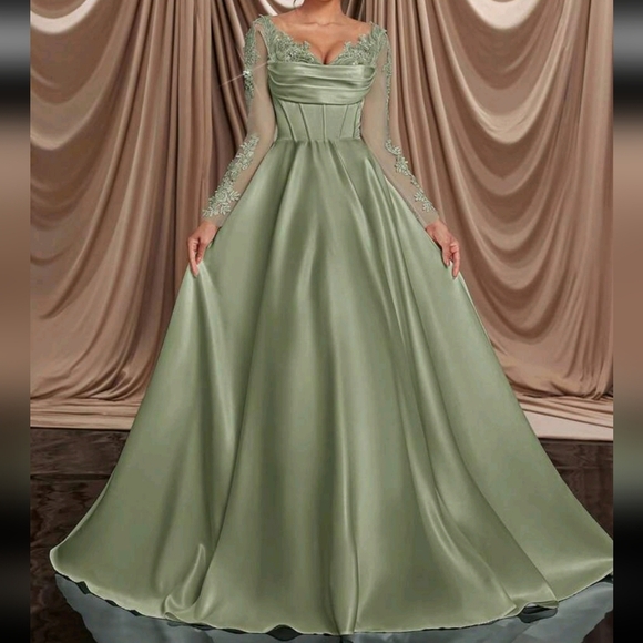 Elegant Luxurious Cream Mesh Long Sleeve Gown With Lace, Crystal, Pearl Embroide - Picture 1 of 4